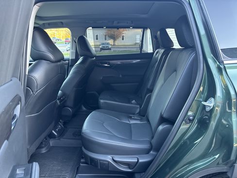 Used 2024 Toyota Highlander XLE image 14