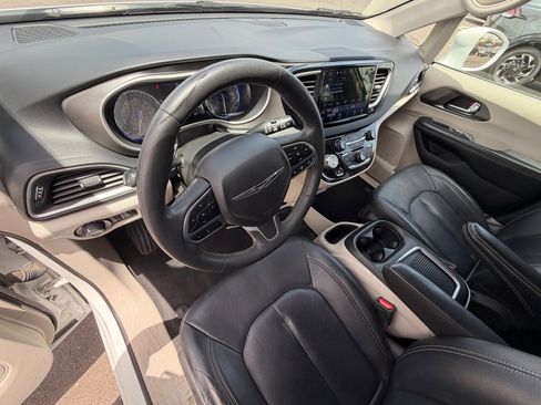 Used 2022 Chrysler Pacifica Touring-L FWD image 18
