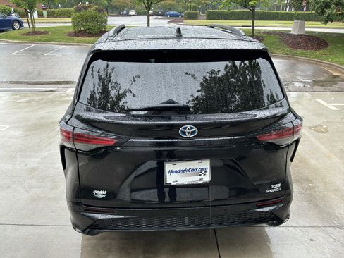 Used 2023 Toyota Sienna XSE FWD image 9