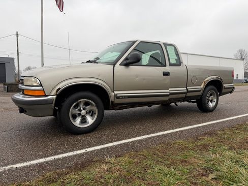 Used 1998 Chevrolet S10 Pickup LS image 3