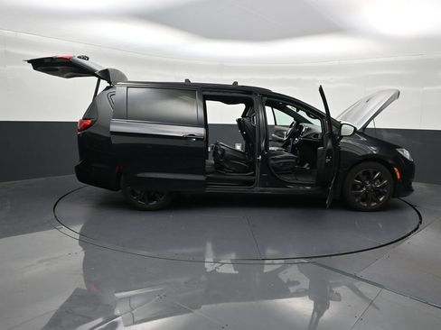 Used 2019 Chrysler Pacifica Limited w/ Advanced Safetytec Group FWD image 33