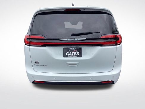 Used 2023 Chrysler Pacifica Touring-L FWD image 8