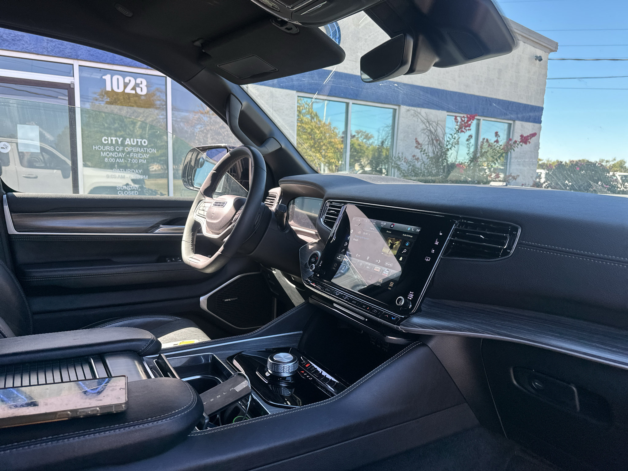 Used 2024 Jeep Wagoneer Series II w/ Flexible Seating Group RWD image 11