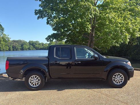 Used 2017 Nissan Frontier SV RWD image 3