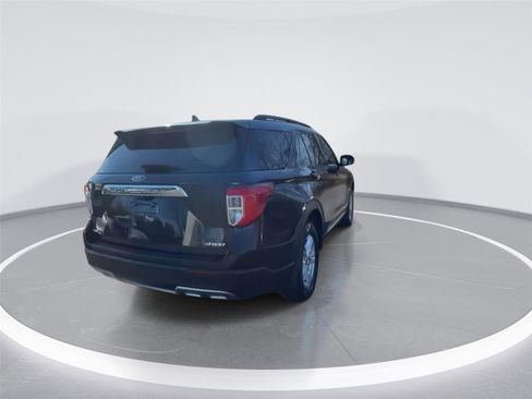 Used 2022 Ford Explorer XLT w/ Equipment Group 202A image 8