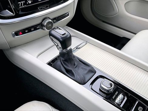 Used 2020 Volvo S60 T5 Momentum image 30