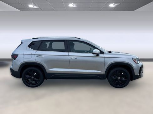 New 2026 Volkswagen Taos SE image 7