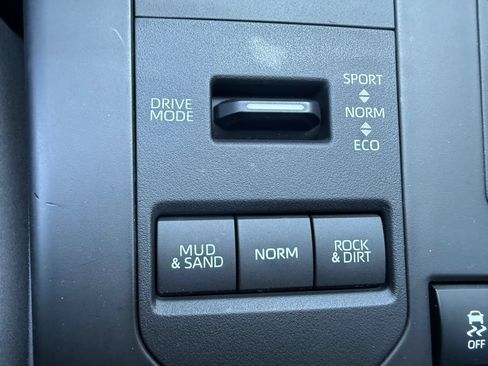 Used 2021 Toyota Highlander LE AWD/4WD image 4