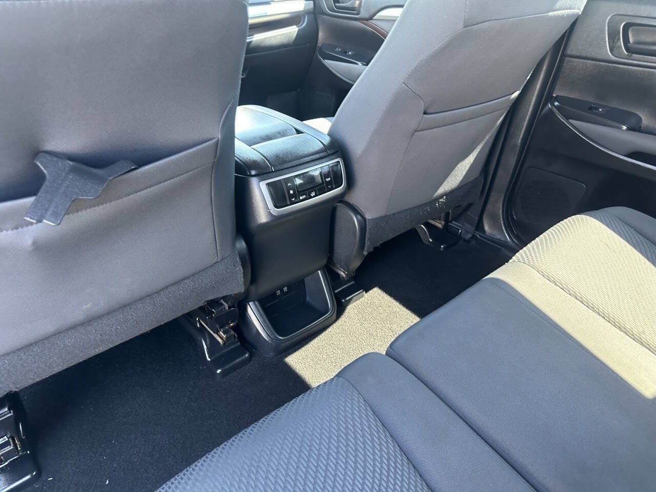 Used 2019 Toyota Highlander LE FWD image 15