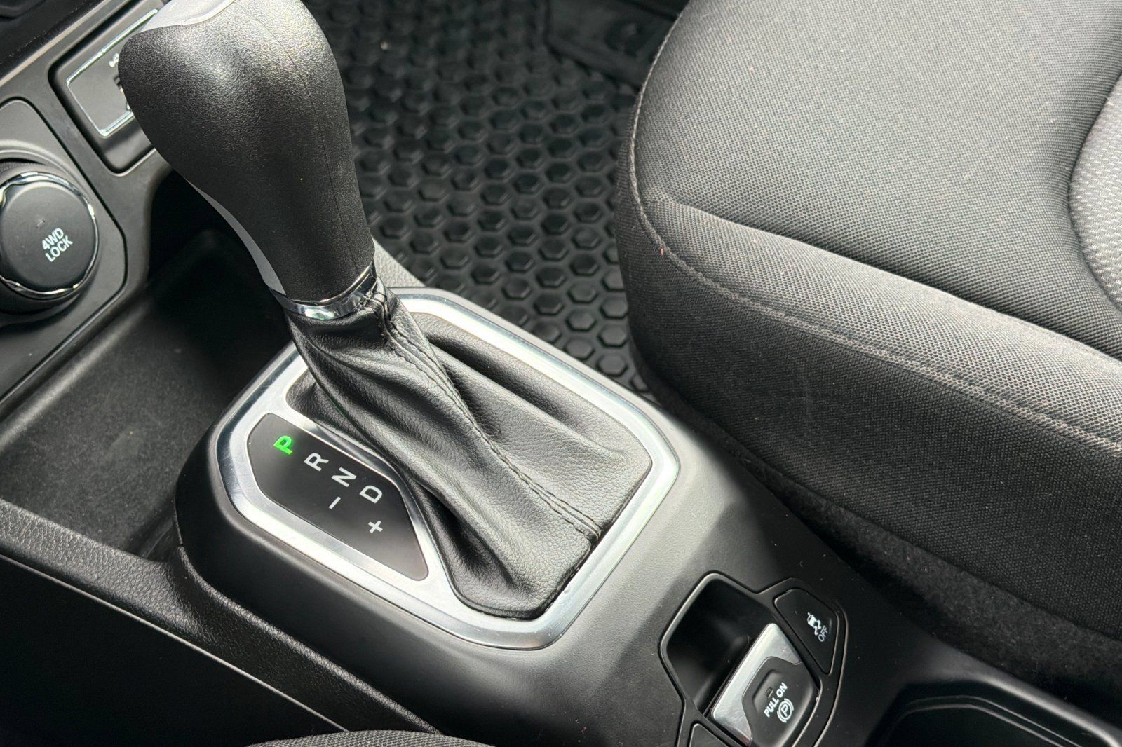 Used 2023 Jeep Renegade Latitude AWD/4WD image 19