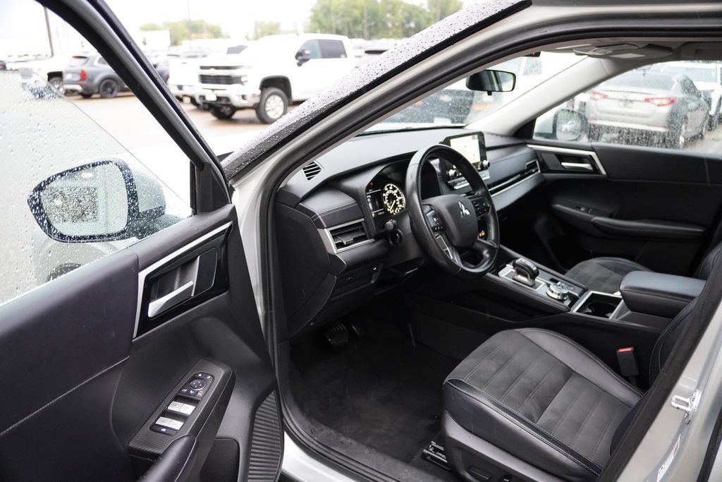 Used 2024 Mitsubishi Outlander SE AWD/4WD image 14