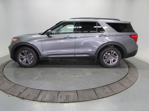 Used 2021 Ford Explorer XLT w/ Equipment Group 202A AWD/4WD image 4