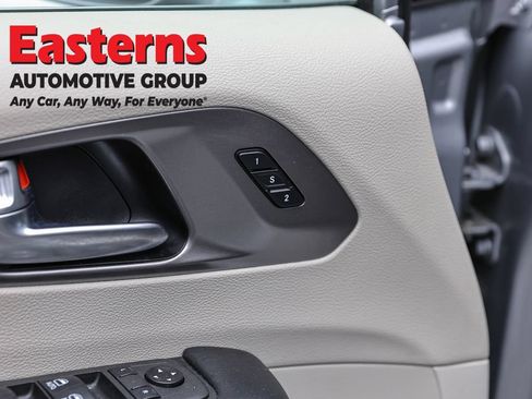 Used 2021 Chrysler Pacifica Touring-L FWD image 21