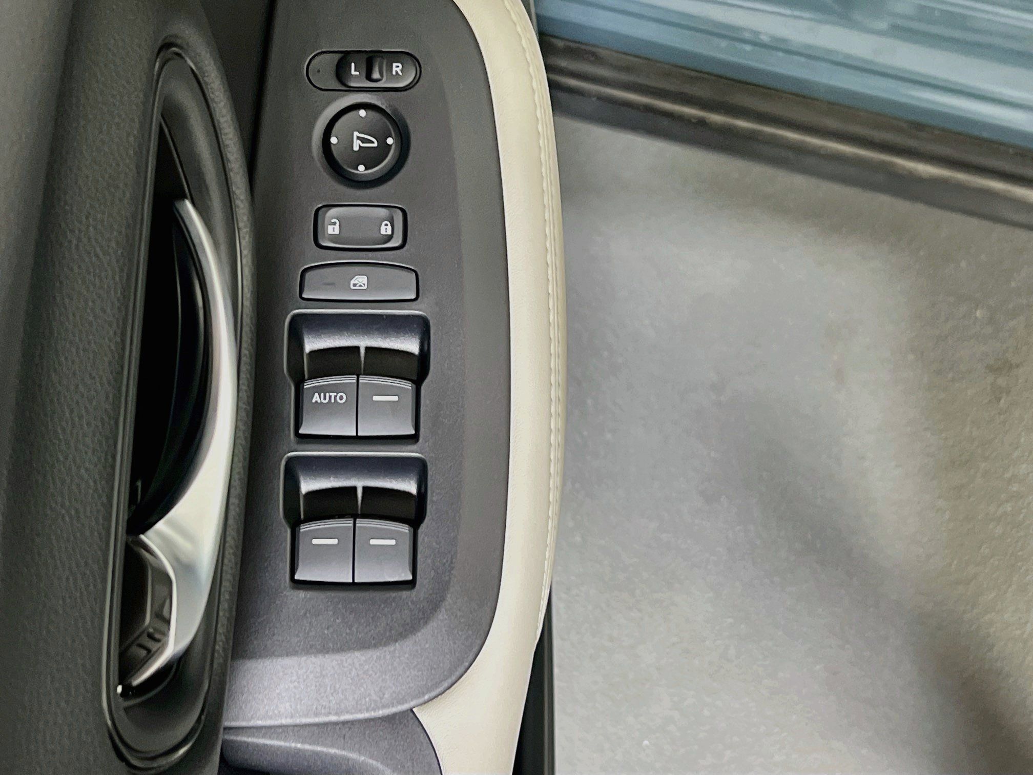 Used 2025 Honda HR-V LX image 17