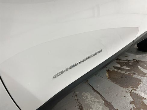 Used 2017 Jeep Cherokee Limited w/ Luxury Group image 27