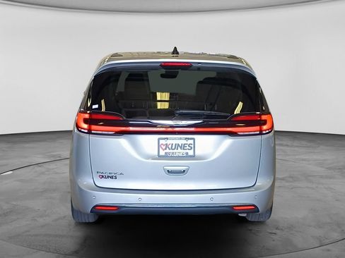 Used 2023 Chrysler Pacifica Touring-L FWD image 8