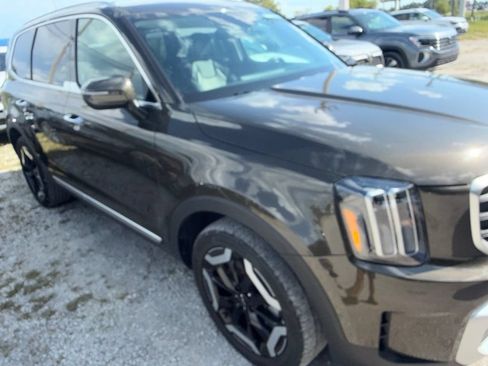Used 2025 Kia Telluride S FWD image 9