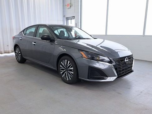 Used 2025 Nissan Altima 2.5 SV FWD image 4