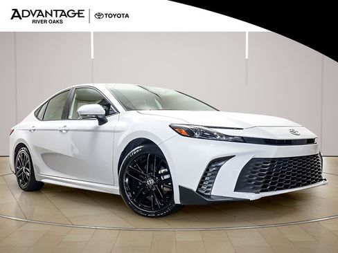 Used 2025 Toyota Camry SE FWD image 2