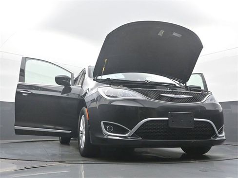 Used 2019 Chrysler Pacifica Touring-L image 58