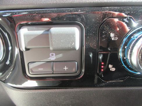 New 2026 GMC Sierra 1500 SLE image 17