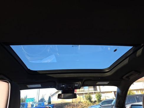 Used 2023 GMC Yukon SLT image 31