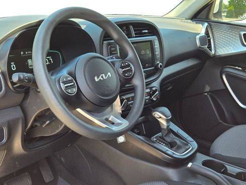 Certified 2025 Kia Soul LX w/ LX Technology Package FWD image 17