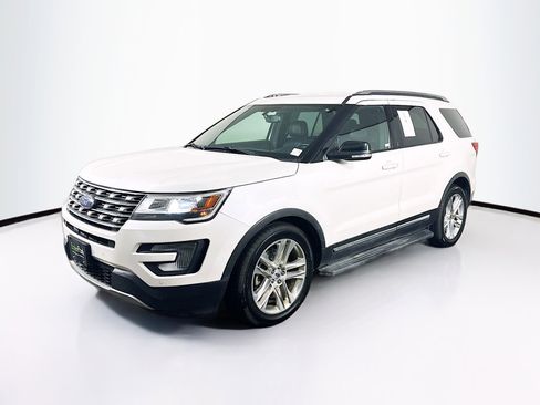 Used 2017 Ford Explorer XLT w/ Equipment Group 202A FWD image 3