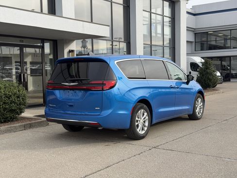 New 2026 Chrysler Pacifica Select AWD/4WD image 4