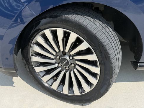 Used 2018 Lincoln Navigator Reserve w/ Technology Package AWD/4WD image 9