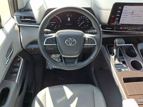 Certified 2023 Toyota Sienna XLE AWD/4WD image 14