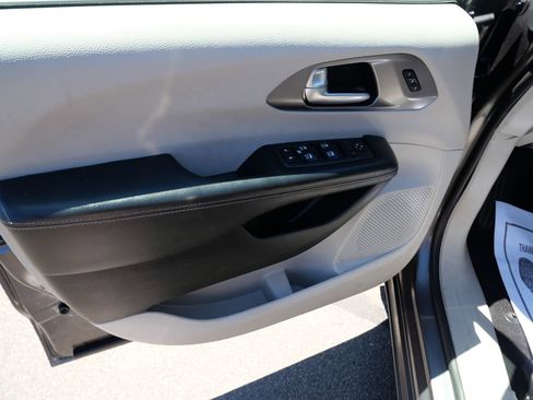 Used 2022 Chrysler Pacifica Touring-L w/ Uconnect Theater Family Group AWD/4WD image 17