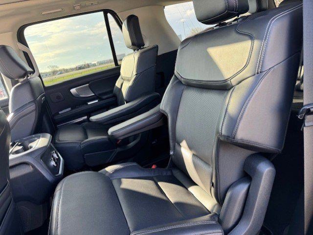 Used 2025 Ford Expedition Platinum w/ Driver's Package AWD/4WD image 29
