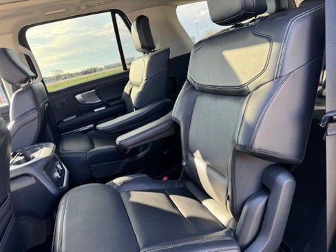 Used 2025 Ford Expedition Platinum w/ Driver's Package AWD/4WD image 29