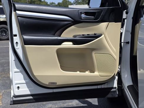 Used 2019 Toyota Highlander XLE FWD image 14