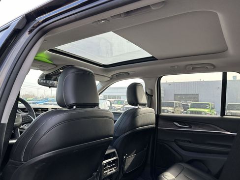 Used 2023 Jeep Grand Cherokee Limited w/ Black Appearance Package image 15