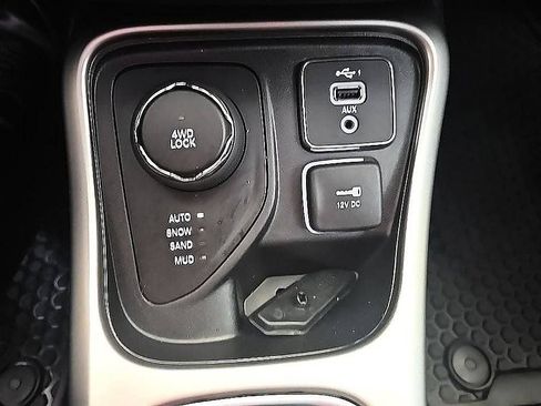 Used 2020 Jeep Compass Latitude w/ Cold Weather Group AWD/4WD image 23