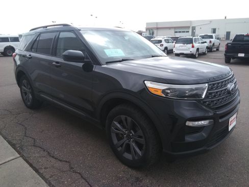 Used 2022 Ford Explorer XLT w/ XLT Sport Appearance Package AWD/4WD image 4