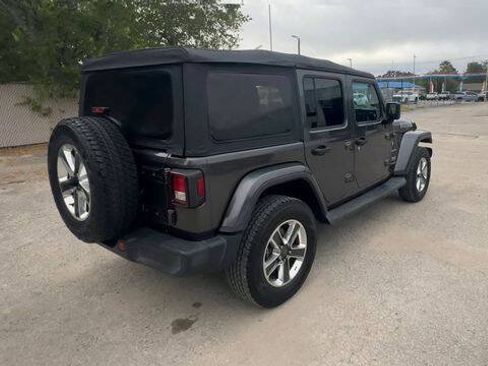 Used 2018 Jeep Wrangler Unlimited Sahara AWD/4WD image 8