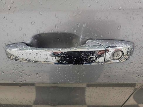 Used 2017 Jeep Grand Cherokee Limited image 9