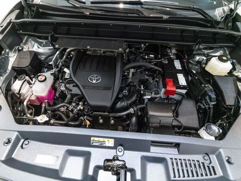 Used 2024 Toyota Highlander LE AWD/4WD image 37
