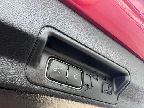 Used 2020 Ford Explorer XLT w/ Equipment Group 202A RWD image 37