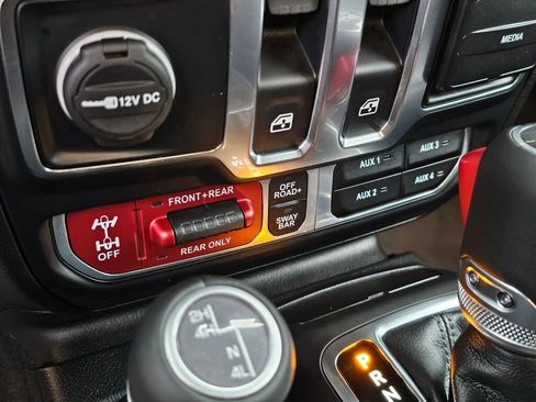 Used 2024 Jeep Wrangler Rubicon w/ Technology Group image 27