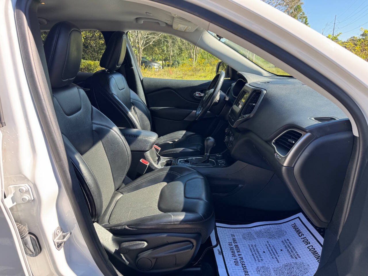 Used 2019 Jeep Cherokee Latitude Plus w/ Cold Weather Group AWD/4WD image 18