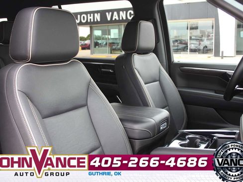 Used 2025 Chevrolet Suburban Premier AWD/4WD image 18