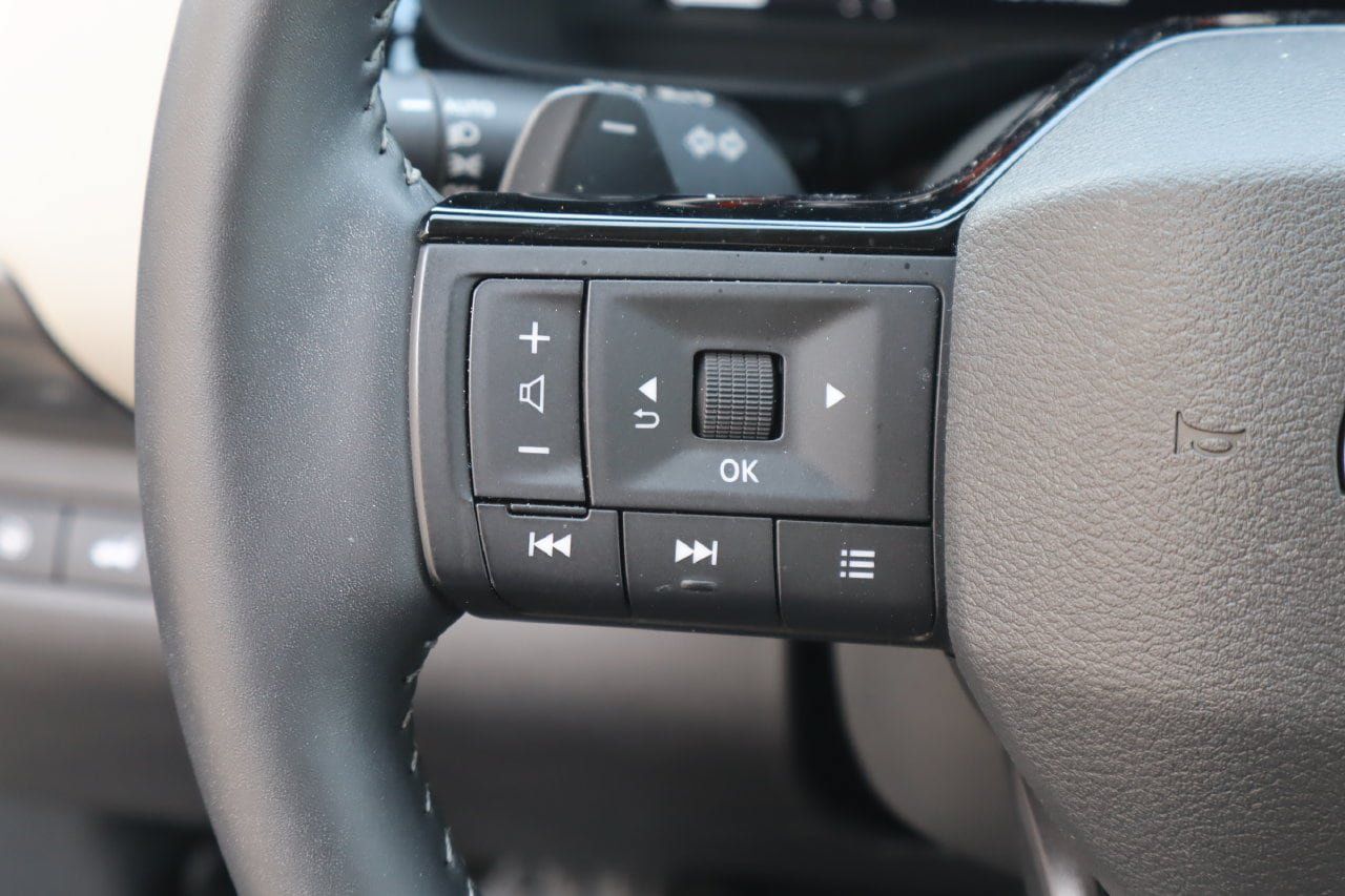 Used 2026 Nissan Pathfinder SL FWD image 13