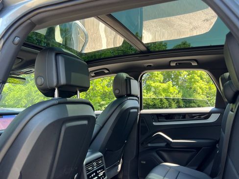 Certified 2025 Porsche Cayenne AWD/4WD image 23