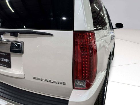 Used 2012 Cadillac Escalade Luxury AWD/4WD image 14