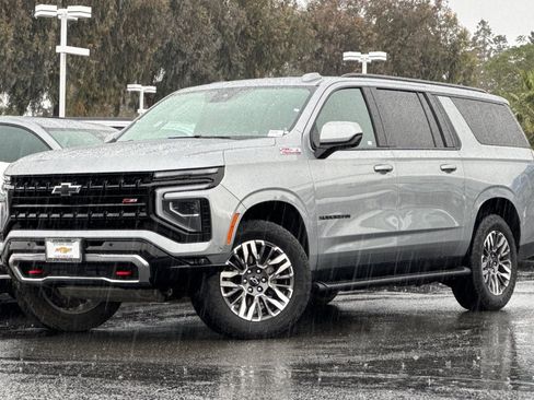 Used 2025 Chevrolet Suburban Z71 image 9