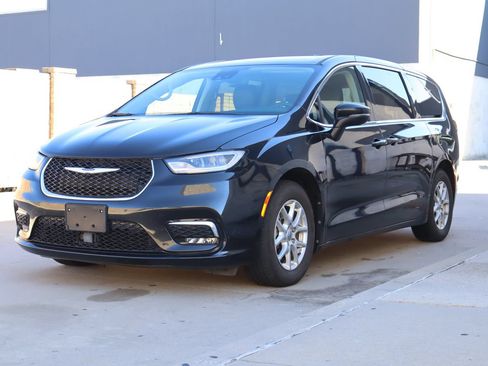 Used 2023 Chrysler Pacifica Touring-L FWD image 2